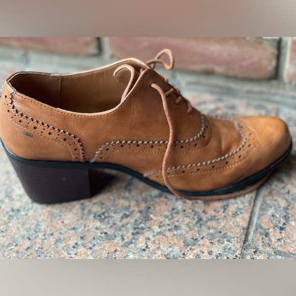 Vintage Inspired Leather Lace-Up Oxford Wingtip Platform Pumps With Rubber Sole - Picture 3 of 8